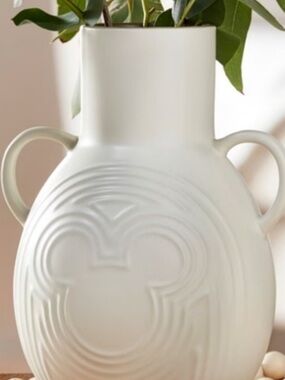 Disney Homestead Collection
Vase in Ecru